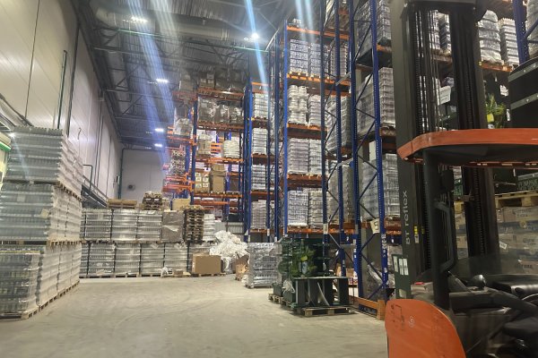 2800 кв.м продается складской блок   класса А с офисными помещениями в логпарке " Дроздово"  (Экспобел). Минск. Стеллажи. - фото 1