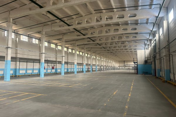 3200 кв.м склад класса B+ на МКАД. Рампа крытая. АБК. Большая стоянка для фур и авто легковых. - фото 1
