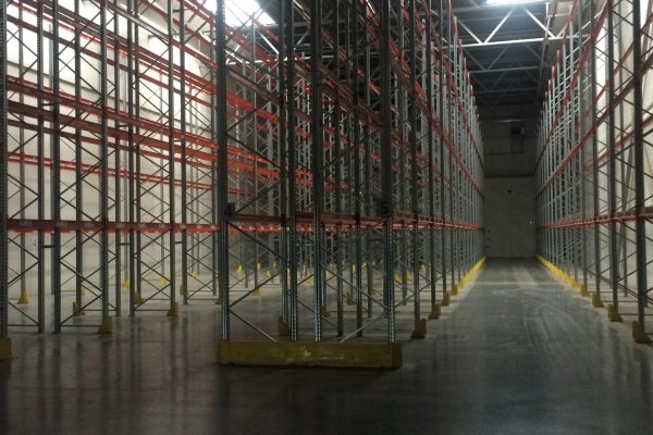 Аренда  складского блока класса А   1394 кв.м. на территории логистического комплекса &laquo;Прилесье&raquo; со стеллажами. Быстрый заезд. - фото 1