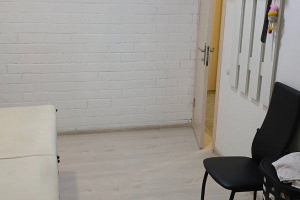 Помещение под услуги или офис с отличным ремонтом в центре города. Две комнаты с водой и канализацией и холл. 31 м2 - фото 4