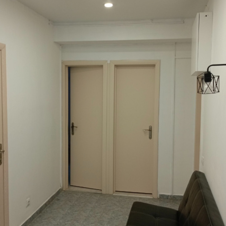 Фотография Помещение под услуги или офис с отличным ремонтом в центре города. Две комнаты с водой и канализацией и холл. 31 м2 - фото 7