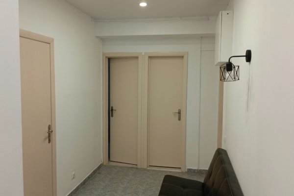 Помещение под услуги или офис с отличным ремонтом в центре города. Две комнаты с водой и канализацией и холл. 31 м2 - фото 7