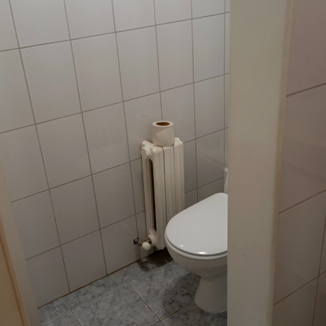 Фотография Помещение под услуги или офис с отличным ремонтом в центре города. Две комнаты с водой и канализацией и холл. 31 м2 - фото 10