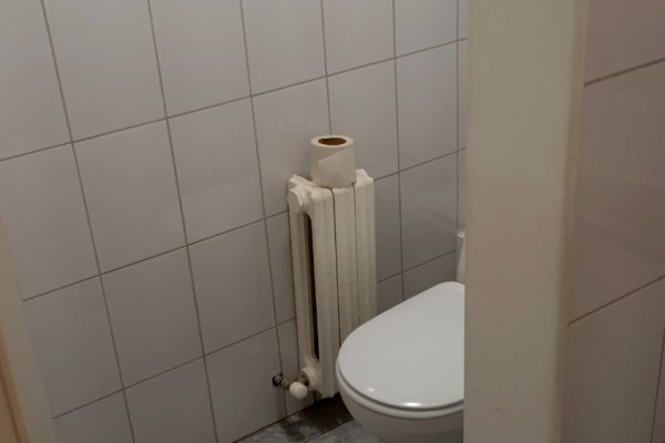 Помещение под услуги или офис с отличным ремонтом в центре города. Две комнаты с водой и канализацией и холл. 31 м2 - фото 10