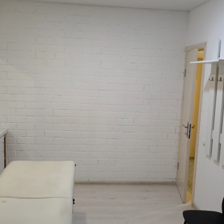 Фотография Помещение под услуги или офис с отличным ремонтом в центре города. Две комнаты с водой и канализацией и холл. 31 м2 - фото 3