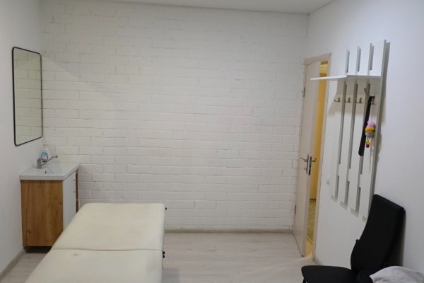 Помещение под услуги или офис с отличным ремонтом в центре города. Две комнаты с водой и канализацией и холл. 31 м2 - фото 3