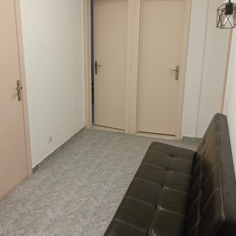 Фотография Помещение под услуги или офис с отличным ремонтом в центре города. Две комнаты с водой и канализацией и холл. 31 м2 - фото 8