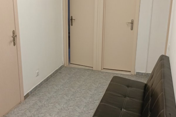 Помещение под услуги или офис с отличным ремонтом в центре города. Две комнаты с водой и канализацией и холл. 31 м2 - фото 8