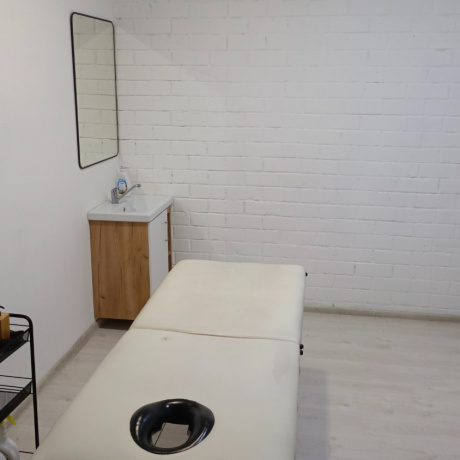 Фотография Помещение под услуги или офис с отличным ремонтом в центре города. Две комнаты с водой и канализацией и холл. 31 м2 - фото 5