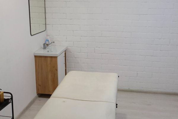 Помещение под услуги или офис с отличным ремонтом в центре города. Две комнаты с водой и канализацией и холл. 31 м2 - фото 5