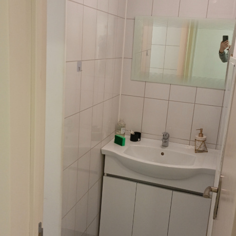 Фотография Помещение под услуги или офис с отличным ремонтом в центре города. Две комнаты с водой и канализацией и холл. 31 м2 - фото 9