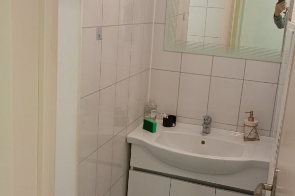 Помещение под услуги или офис с отличным ремонтом в центре города. Две комнаты с водой и канализацией и холл. 31 м2 - фото 9