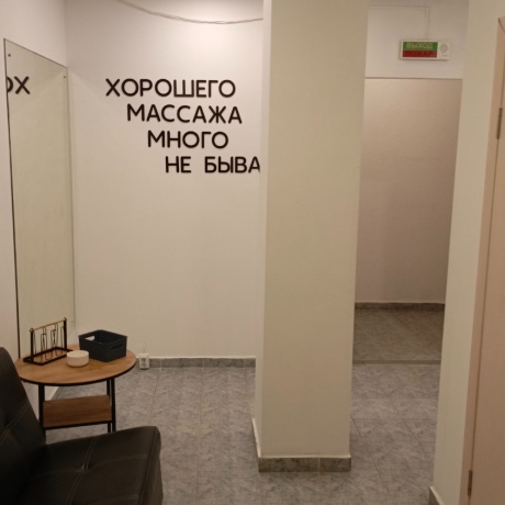 Фотография Помещение под услуги или офис с отличным ремонтом в центре города. Две комнаты с водой и канализацией и холл. 31 м2 - фото 1