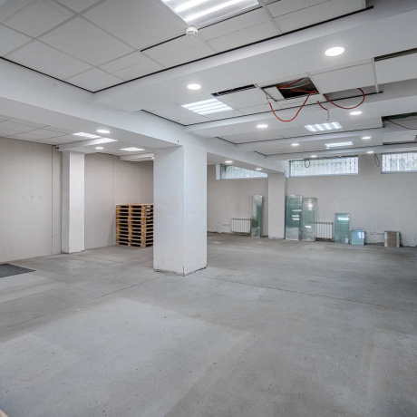 Фотография Сдается просторный склад с офисом на первом этаже административно-хозяйстсвенного здания.  Общая площадь 220 м2. - фото 1