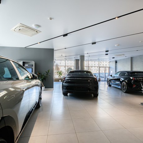 Фотография Срочно! Аренда помещения под автосалон, салон мототехники, салон  декора, керамики, светильников, мягкой и офисной мебели! - фото 13