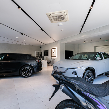 Фотография Срочно! Аренда помещения под автосалон, салон мототехники, салон  декора, керамики, светильников, мягкой и офисной мебели! - фото 11