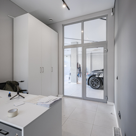 Фотография Срочно! Аренда помещения под автосалон, салон мототехники, салон  декора, керамики, светильников, мягкой и офисной мебели! - фото 18