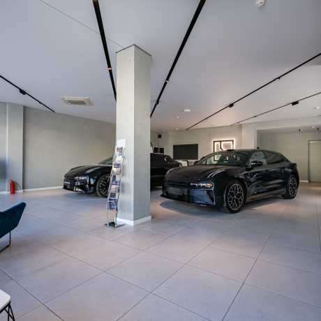 Фотография Срочно! Аренда помещения под автосалон, салон мототехники, салон  декора, керамики, светильников, мягкой и офисной мебели! - фото 7