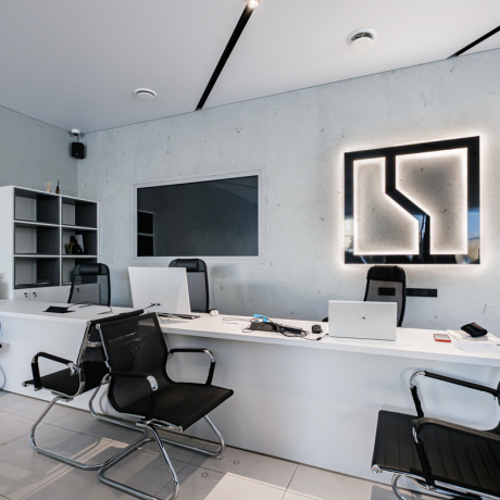 Фотография Срочно! Аренда помещения под автосалон, салон мототехники, салон  декора, керамики, светильников, мягкой и офисной мебели! - фото 16