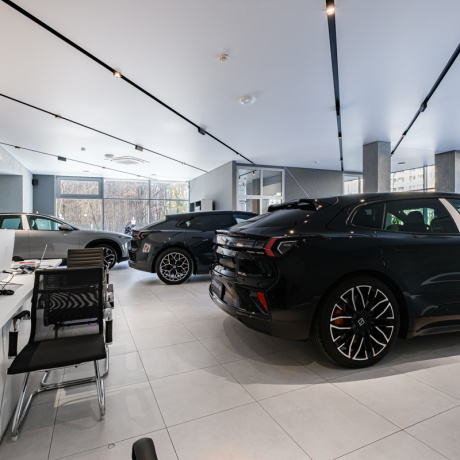 Фотография Срочно! Аренда помещения под автосалон, салон мототехники, салон  декора, керамики, светильников, мягкой и офисной мебели! - фото 14