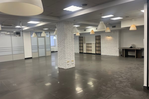Первый этаж, отдельный вход   -  Сдается офис 288м на ул Бирюзова 10А, - фото 13