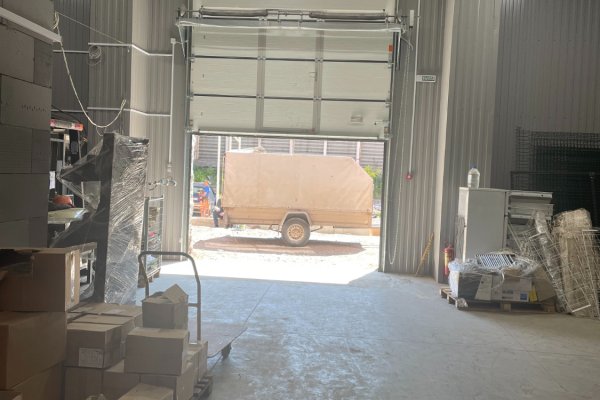 Сдается склад 400м отапливаемый , в центре города на ул. Октябрьская , метро в шаговой доступности - фото 1