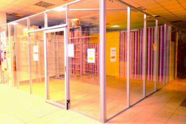 Сдам в аренду павильон в ТЦ за 4 уе метр. Площадь  от 20 до 60 кв.м. - фото 1