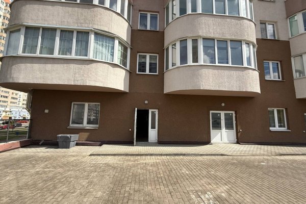 Продается административно-торговое помещение без отделки. Прекрасная локация. - фото 1