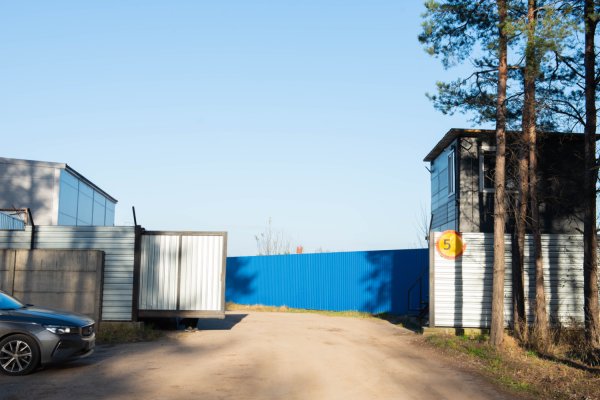 Продается земельный участок с бытовыми помещениями и гаражом - фото 1