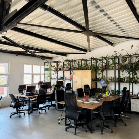 Фотография Сдаём в субаренду от 3 до 10 рабочих мест в стильном двухэтажном офисе в квартале K21 - фото 1