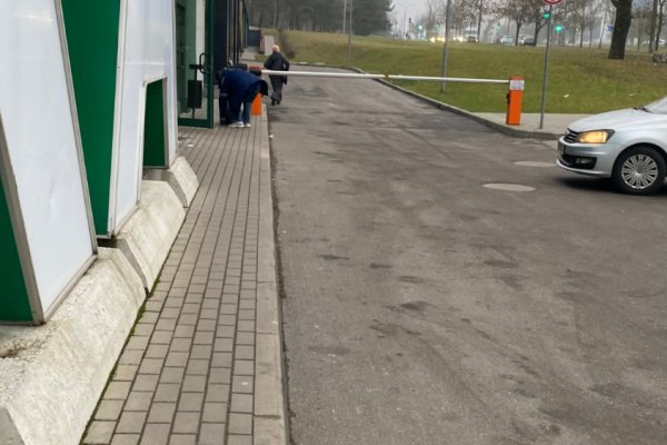 Сдается машино-место на первом этаже под присмотром охраны и камер - фото 2