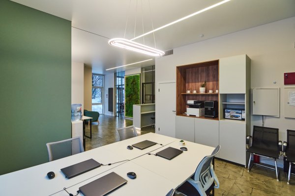 Продается торговое помещение по улице Аэродромная 16. Дизайнерский ремонт. Площадь 70.3 кв.м. Отдельный вход.  Хорошие подъездные пути  - фото 4