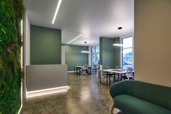 Продается торговое помещение по улице Аэродромная 16. Дизайнерский ремонт. Площадь 70.3 кв.м. Отдельный вход.  Хорошие подъездные пути  - фото 1