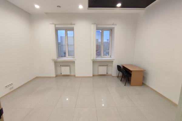 Офис 66,7 кв.м (три кабинета) в центре, метро - фото 1