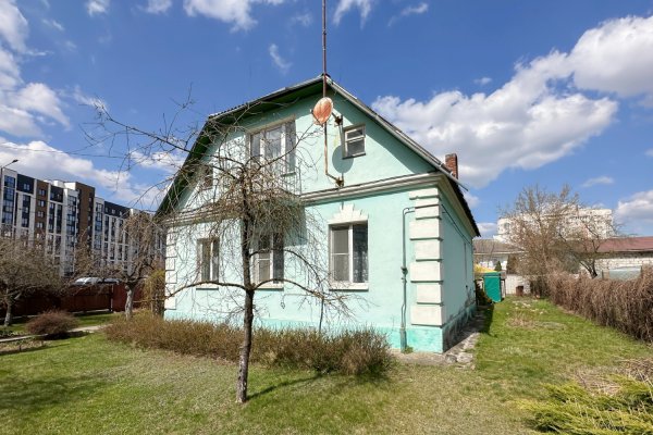Дом с душой и большим участком в одном из лучших мест города - фото 1