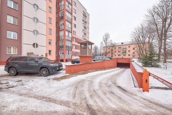 Машиноместо по адресу ул. Нововиленская 13А! - фото 1